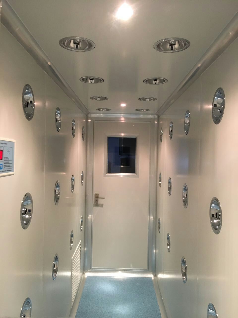 多人風淋室內(nèi)部